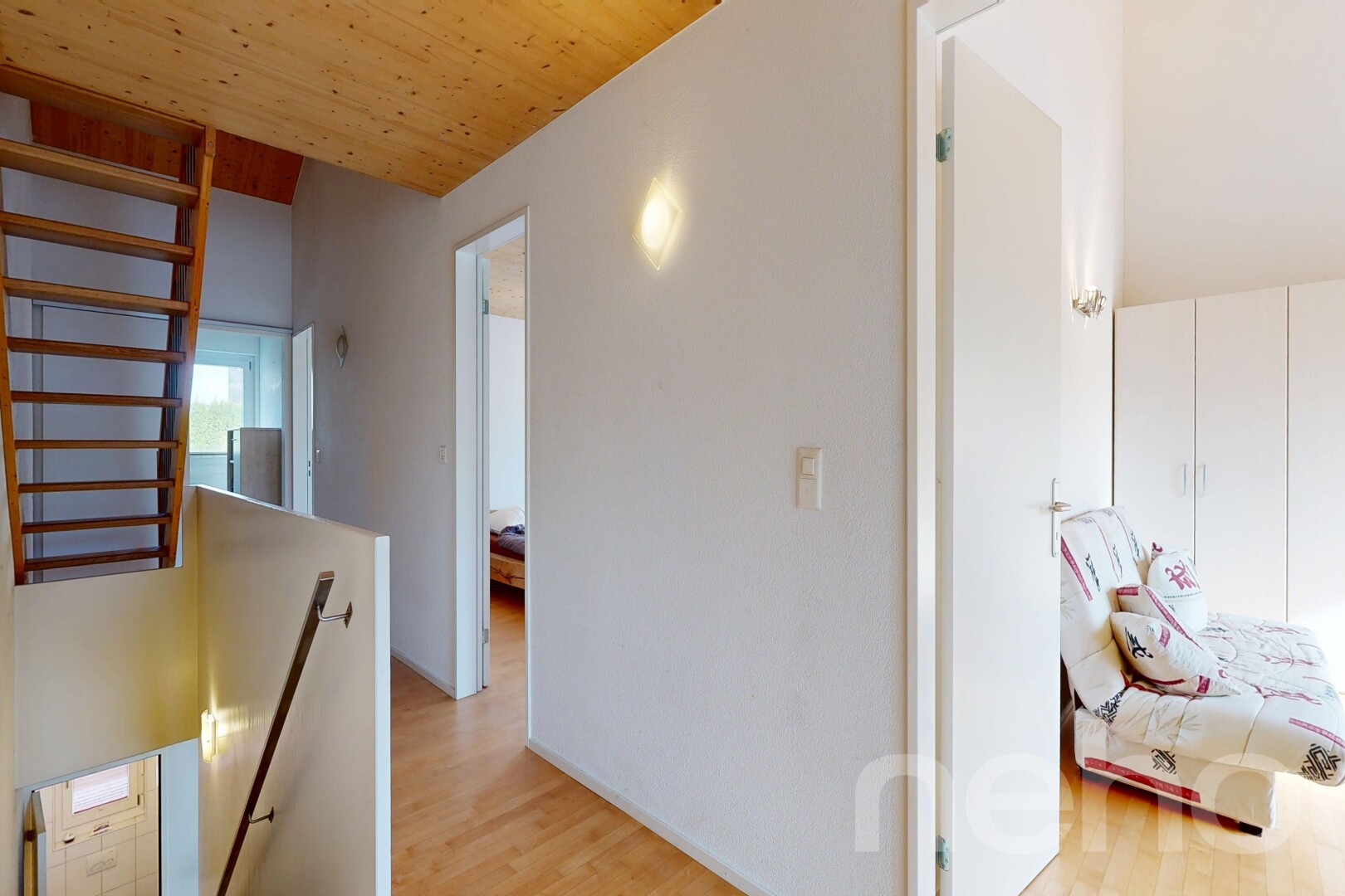 halle / korridor mit obergeschoss-podest, inside property, holzfußboden, wood finish floor, und light floor