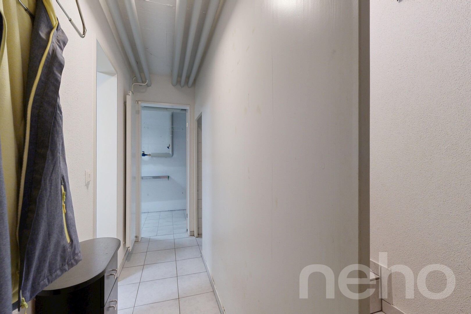 halle / korridor mit fliesenboden, tile floor, light floor, und inside property