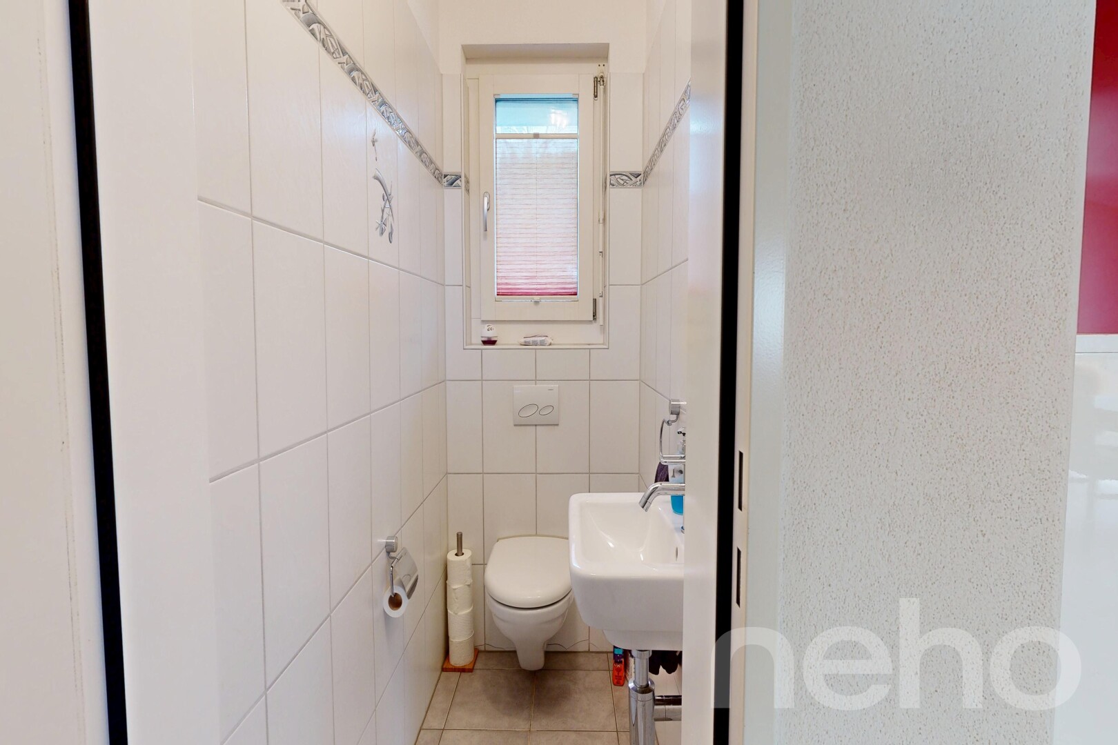 bad mit gäste-wc, light floor, fliesenboden, tile floor, und inside property