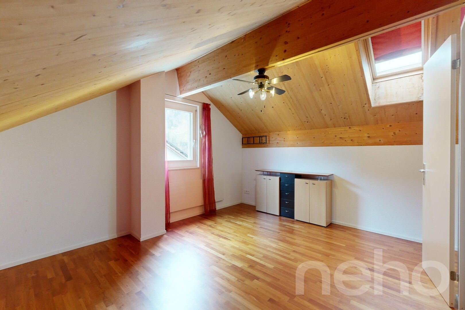 leerer raum mit zusätzliches zimmer, dachschräge, vaulted ceiling, holzfußboden, und wood finish floor