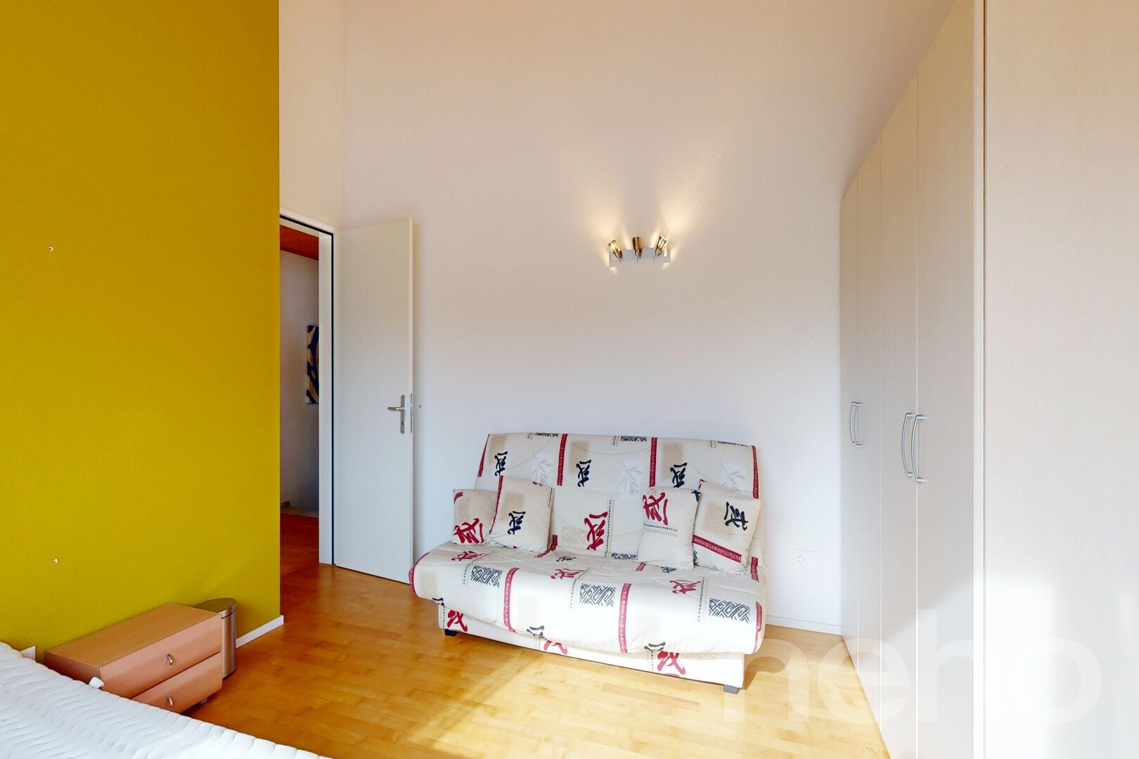 zimmer / schlafzimmer mit wood finish floor, holzfußboden, drywall, gipskartonwand, und inside property