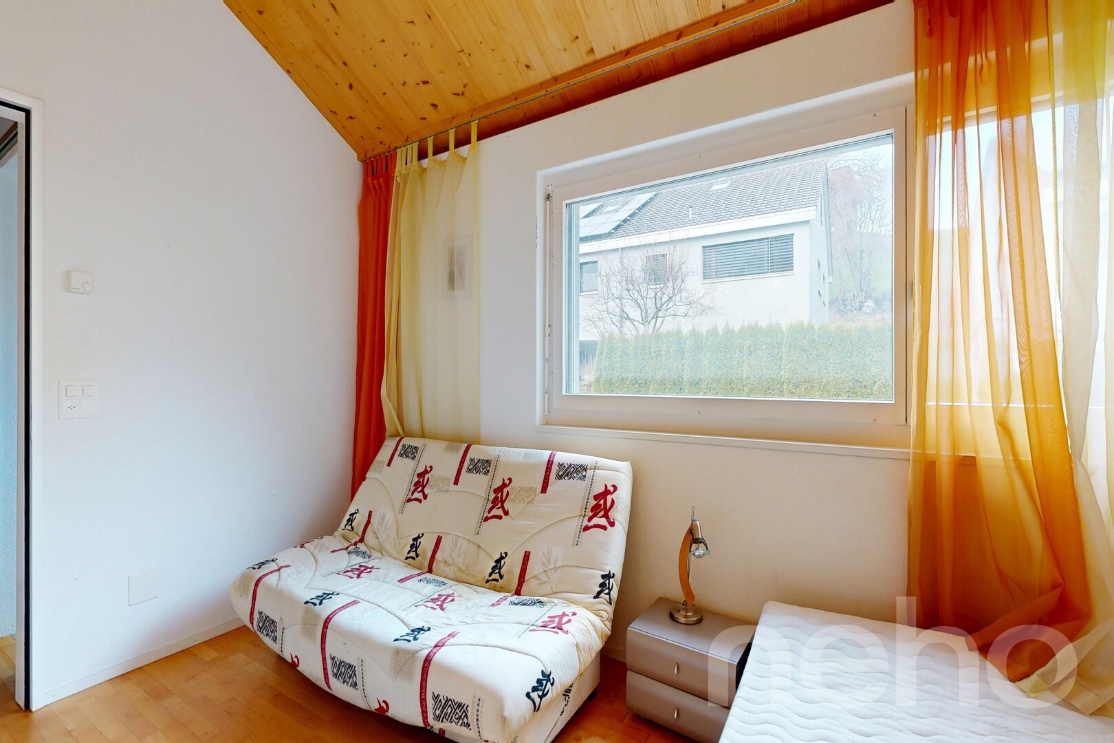 wohnzimmer mit drywall, gipskartonwand, natural light, natürliches licht, und inside property