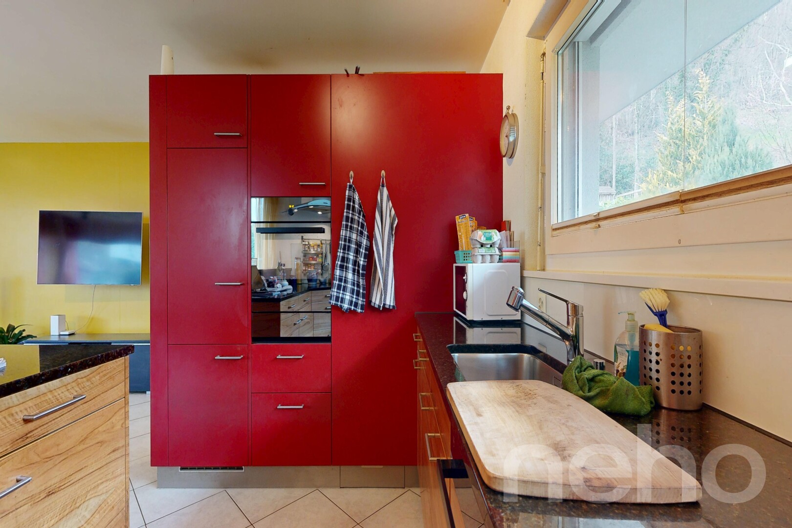 küche mit rote schränke, red cabinets, dark countertops, fernseher, und ofen