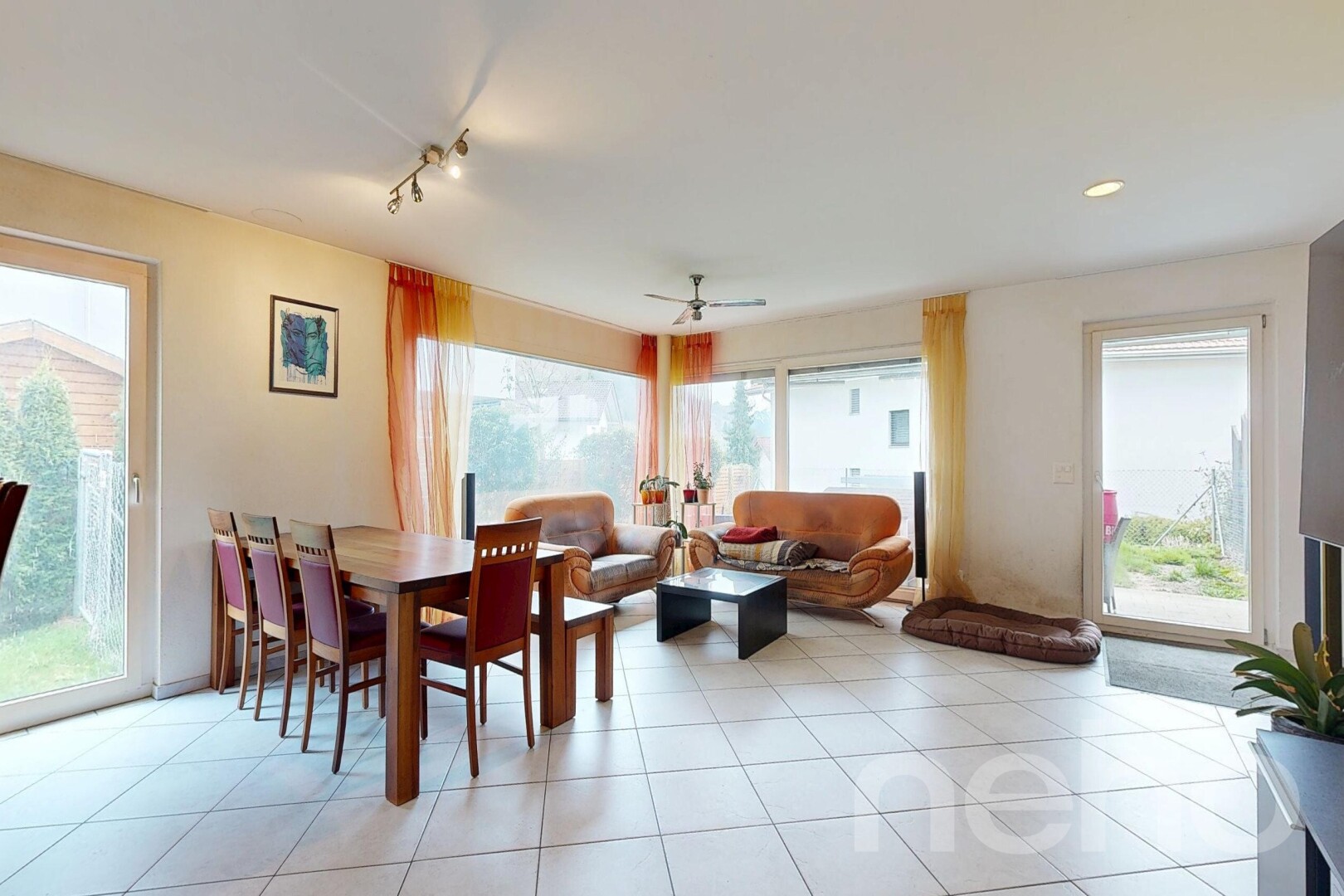 wohn- / esszimmer mit inside property, drywall, gipskartonwand, deckenventilator, und natural light