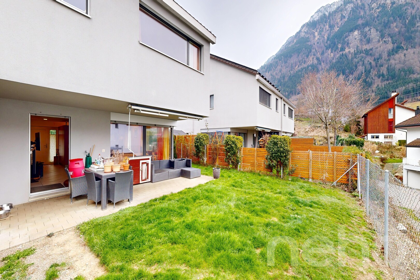 garten mit zaun, rasen, terrasse, blick auf die berge, und mountain view