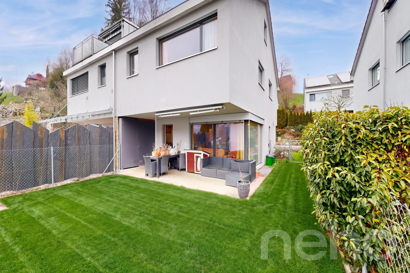 außenansicht mit rasen, zaun, stuckverkleidung, property visible, und terrasse