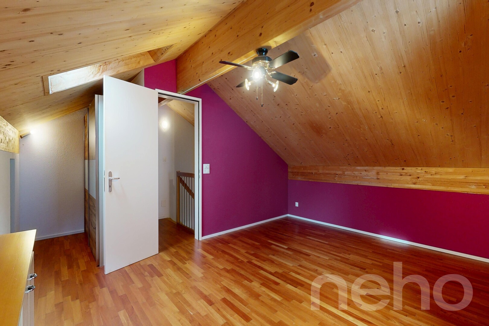 leerer raum mit low ceiling, niedrige decke, zusätzliches zimmer, vaulted ceiling, und dachschräge