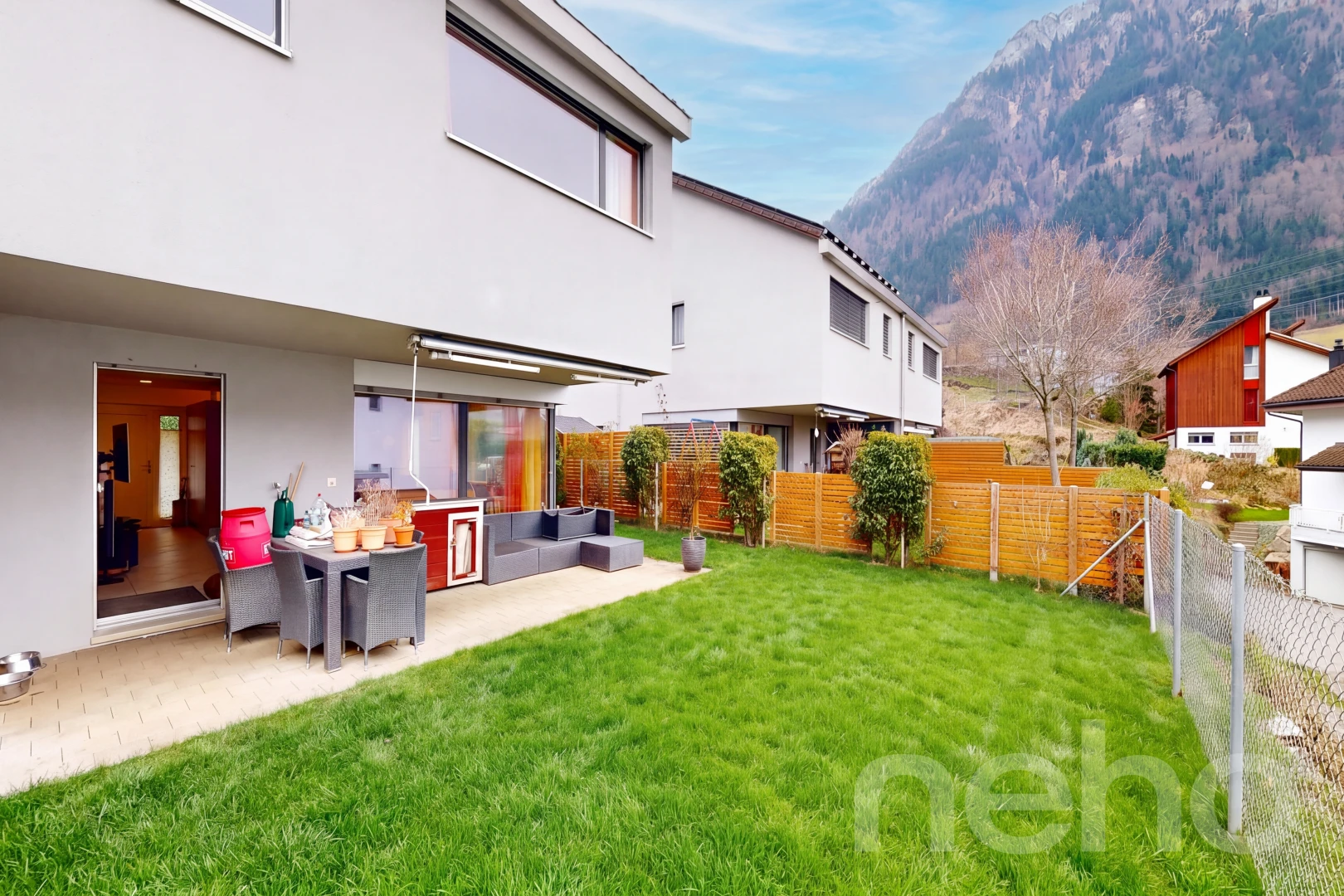 außenansicht mit stuckverkleidung, zaun, terrasse, from property, und rasen