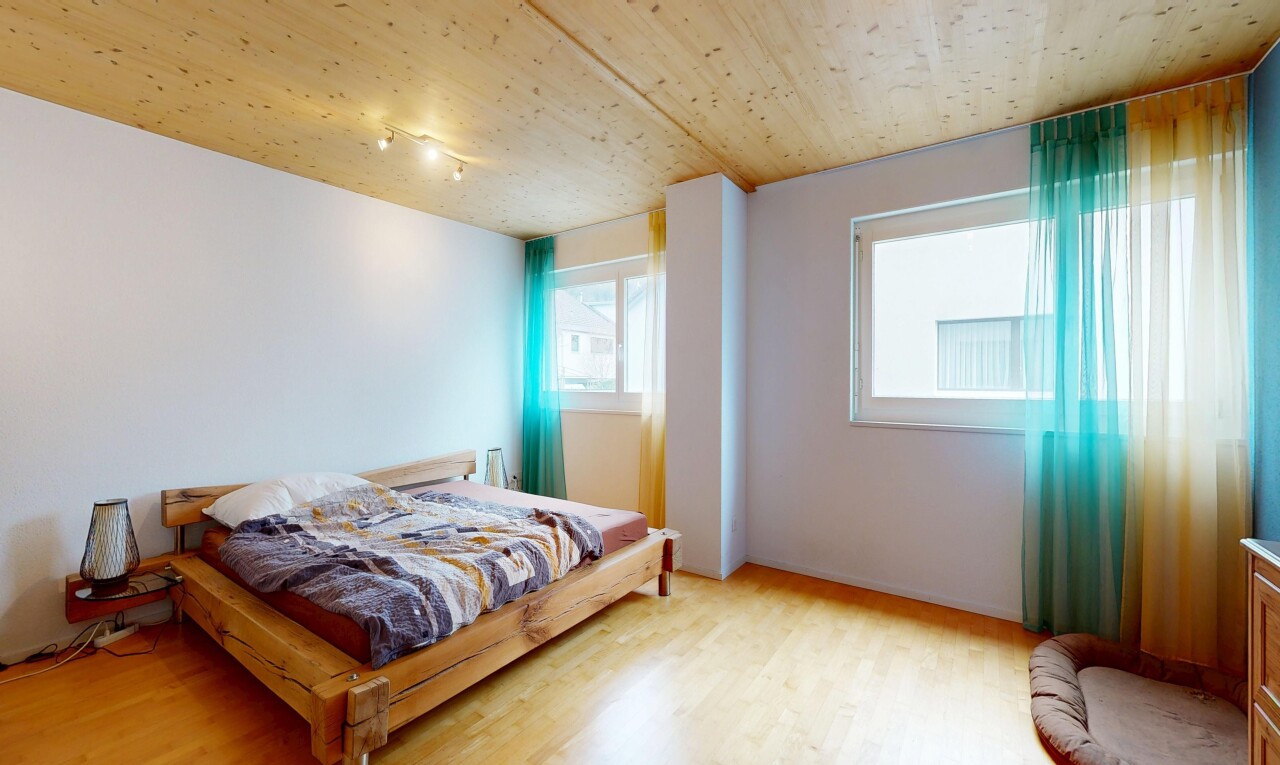 zimmer / schlafzimmer mit holzdecke, wood ceiling, natürliches licht, natural light, und holzfußboden