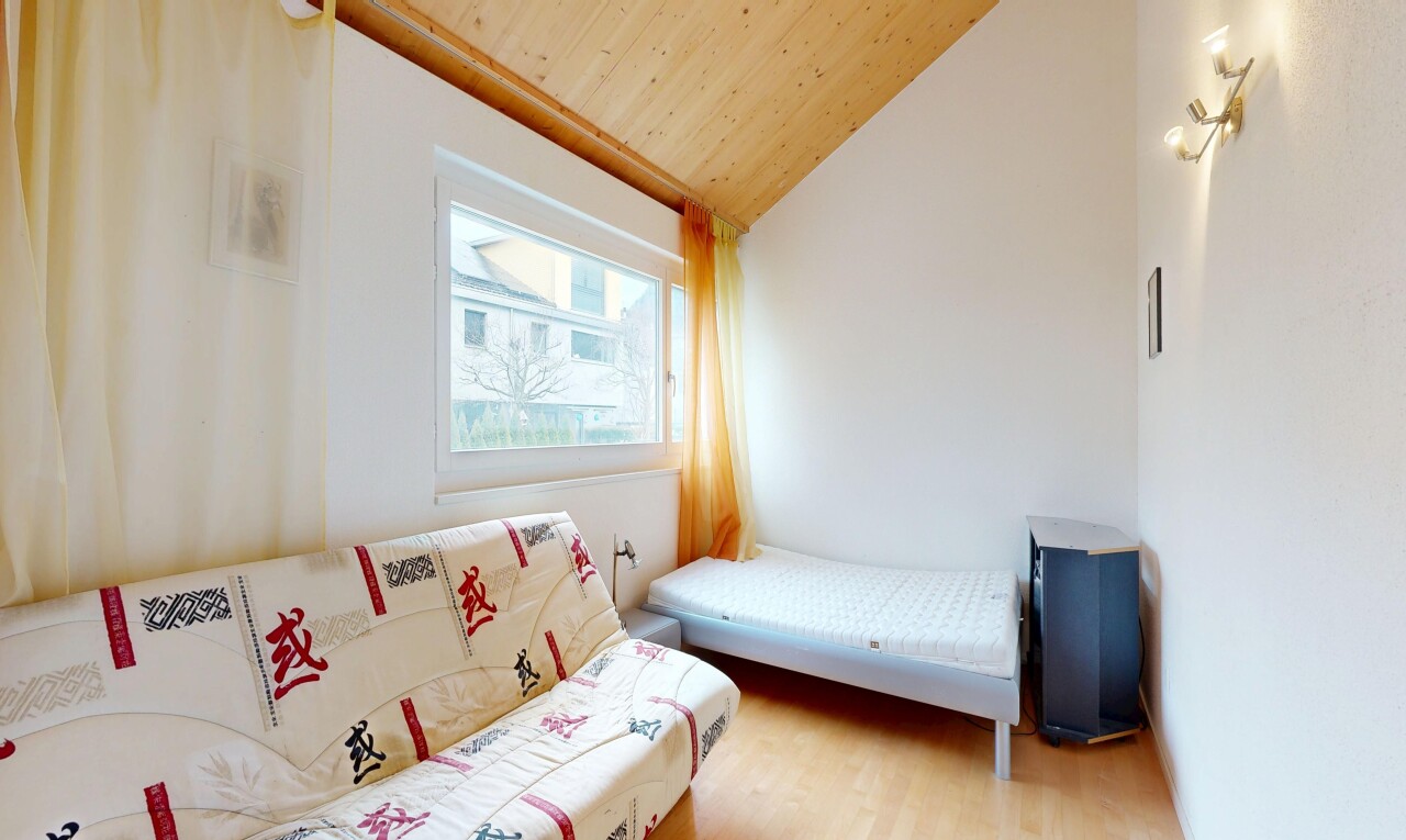 zimmer / schlafzimmer mit gipskartonwand, drywall, natürliches licht, natural light, und inside property