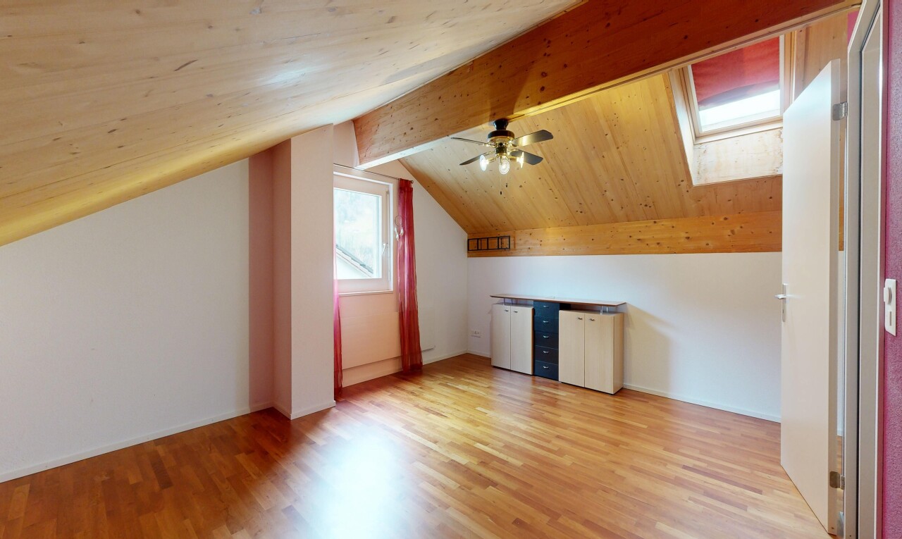 leerer raum mit zusätzliches zimmer, dachschräge, vaulted ceiling, holzfußboden, und wood finish floor