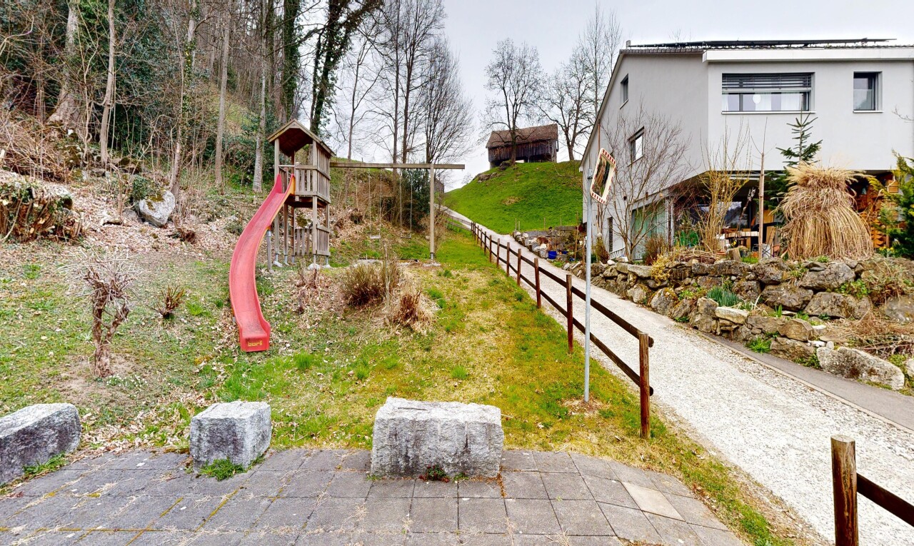 garten mit spielplatz und overcast