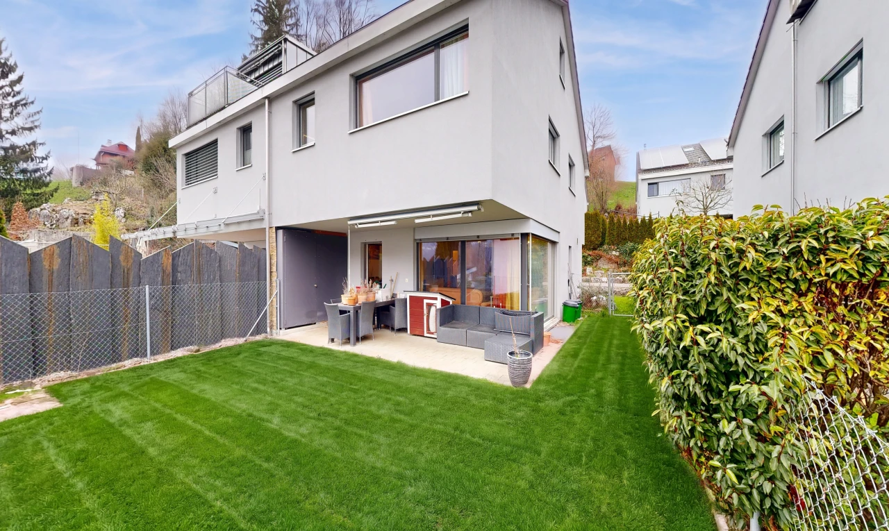 außenansicht mit rasen, zaun, stuckverkleidung, property visible, und terrasse