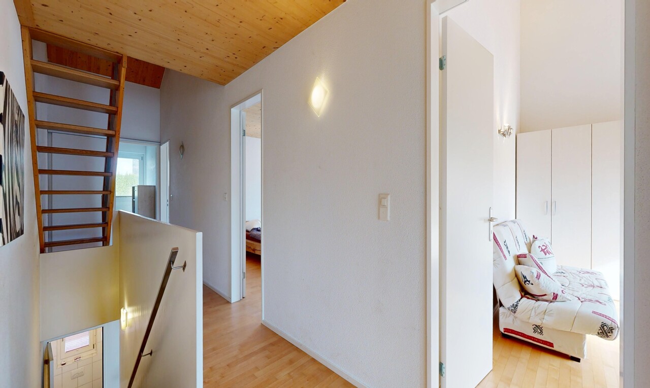 halle / korridor mit obergeschoss-podest, inside property, holzfußboden, wood finish floor, und light floor