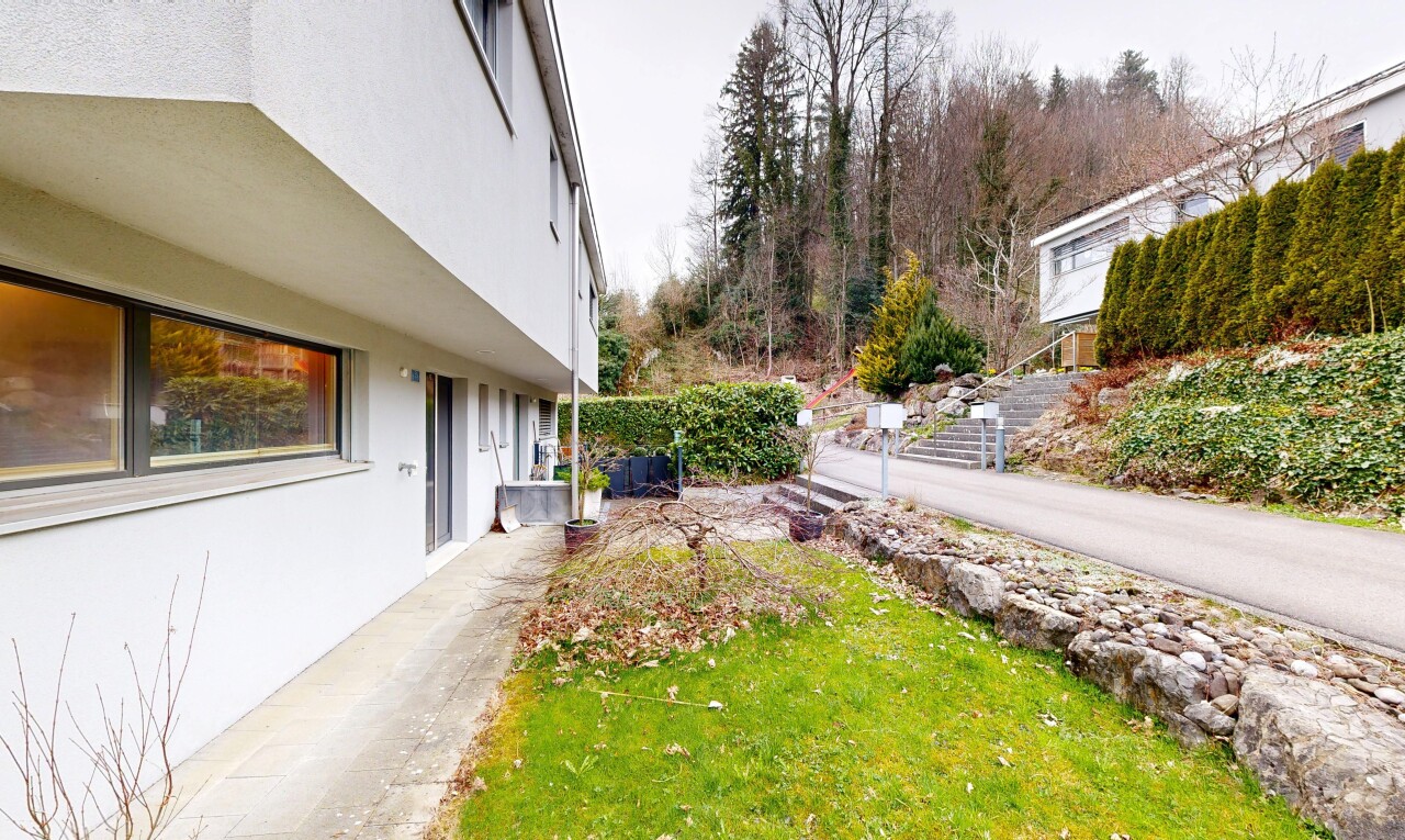 garten mit overcast, from property, und rasen