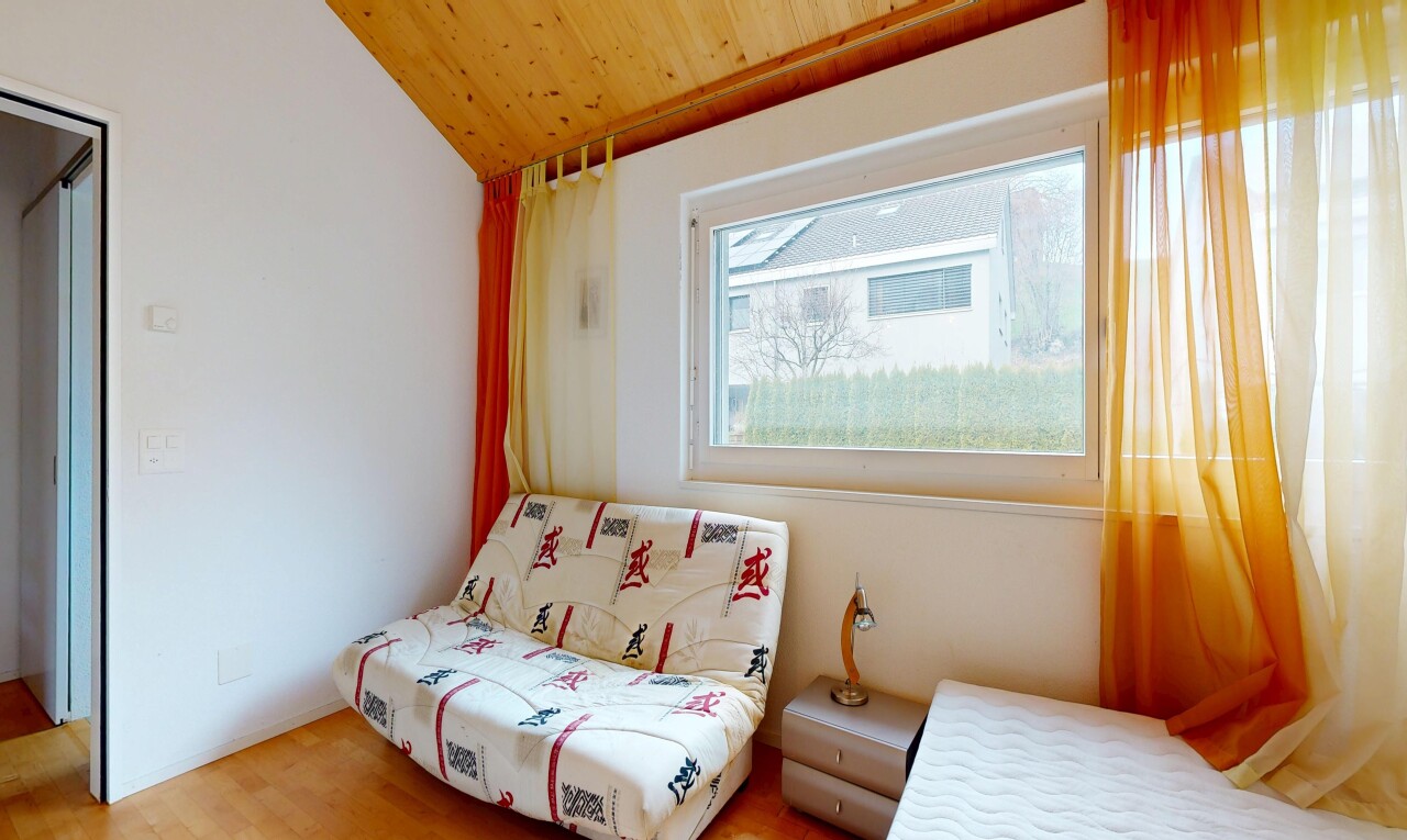 wohnzimmer mit drywall, gipskartonwand, natural light, natürliches licht, und inside property