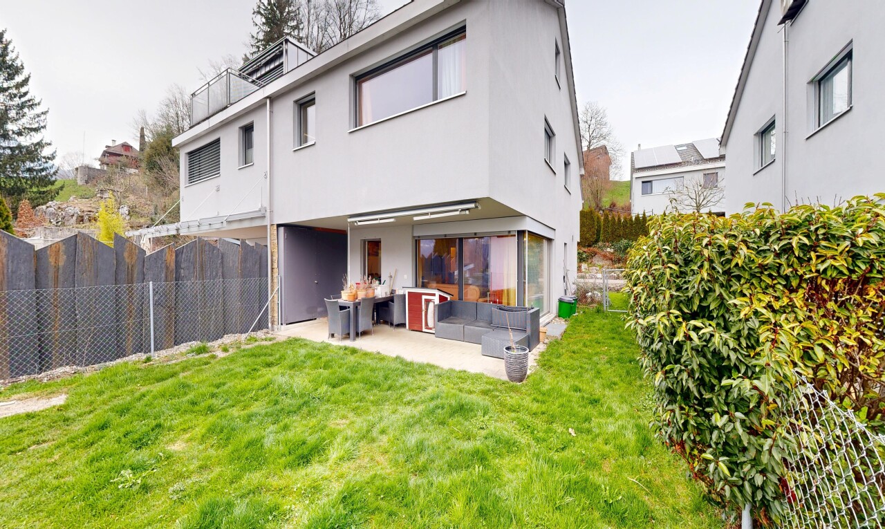 außenansicht mit terrasse, rasen, overcast, stuckverkleidung, und from property
