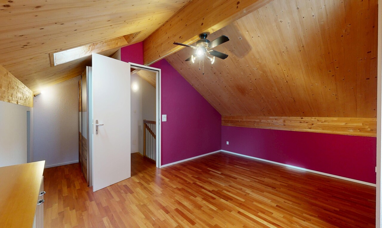 leerer raum mit low ceiling, niedrige decke, zusätzliches zimmer, vaulted ceiling, und dachschräge