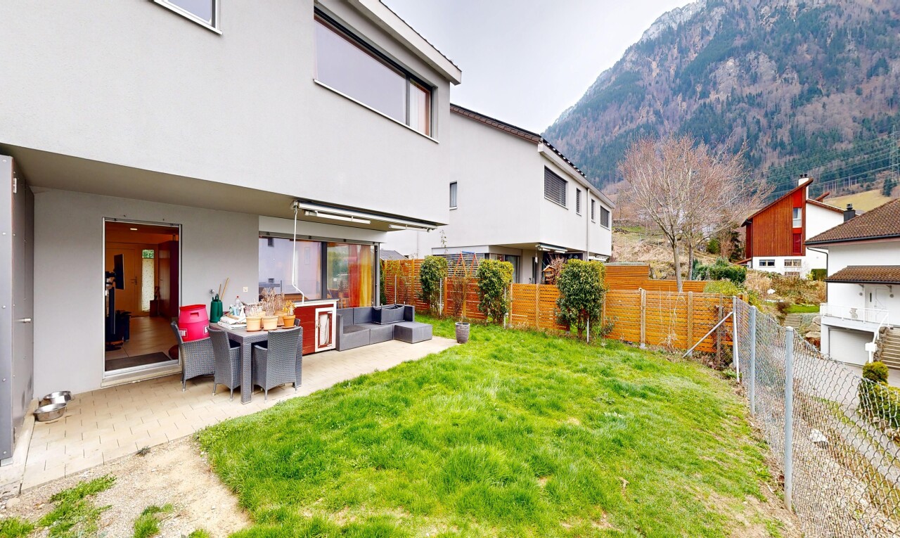 garten mit zaun, rasen, terrasse, blick auf die berge, und mountain view