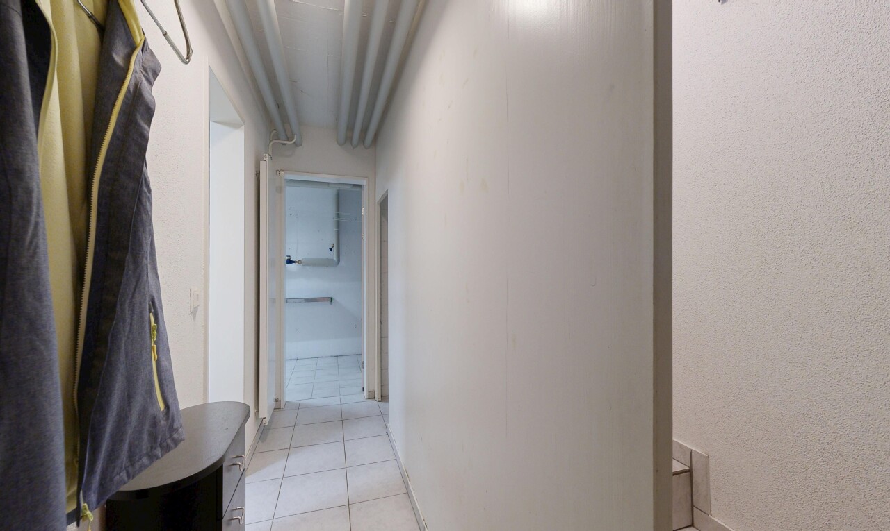 halle / korridor mit fliesenboden, tile floor, light floor, und inside property