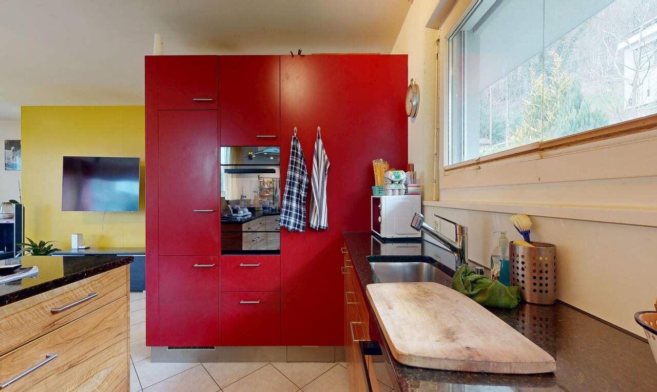 küche mit rote schränke, red cabinets, dark countertops, fernseher, und ofen