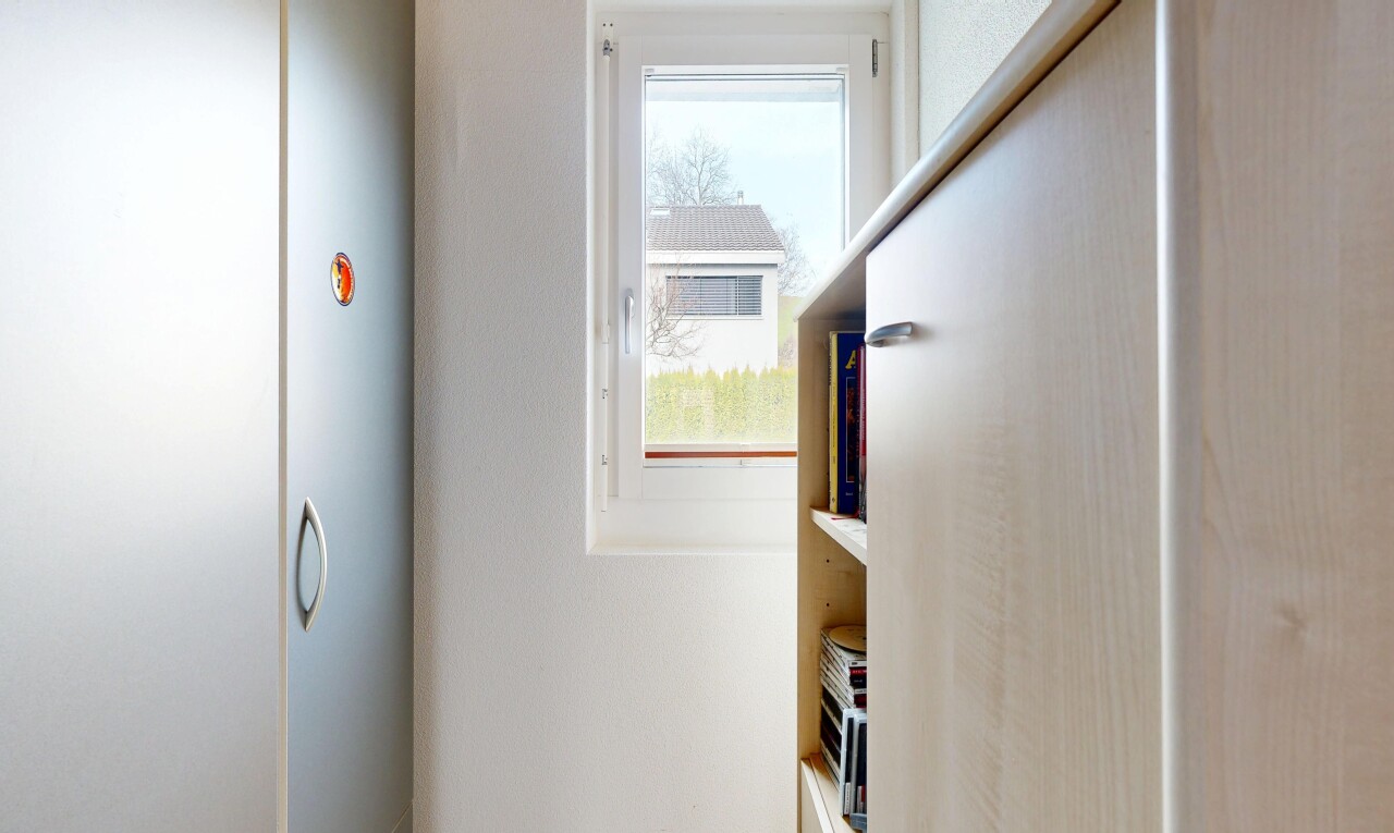 zimmer / schlafzimmer mit natürliches licht, natural light, und inside property