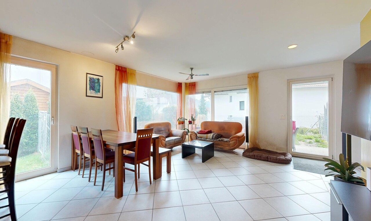 wohn- / esszimmer mit inside property, drywall, gipskartonwand, deckenventilator, und natural light