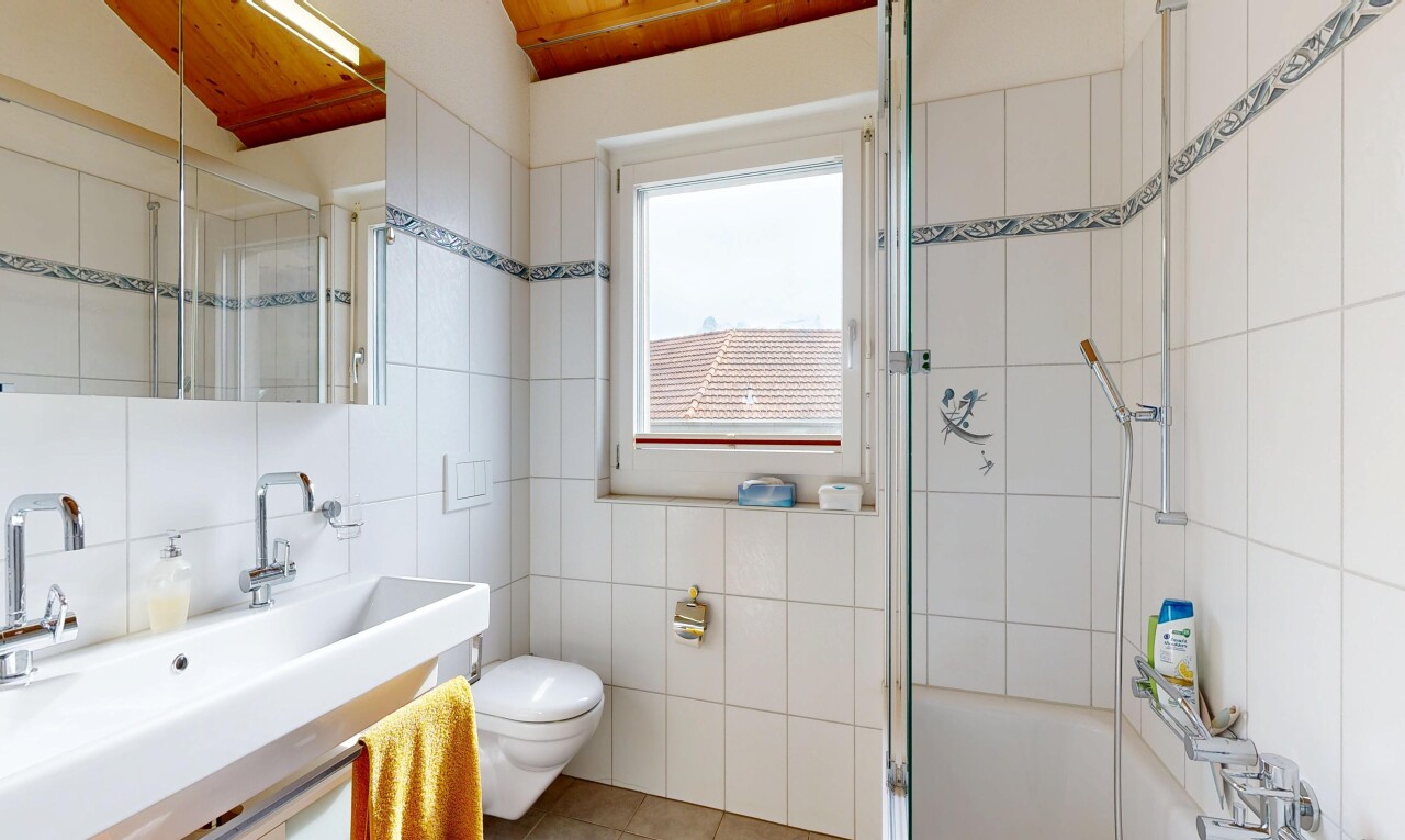 bad mit komplettes badezimmer, schminktisch, fliesenwand, tile wall, und kombiniertes bad / dusche
