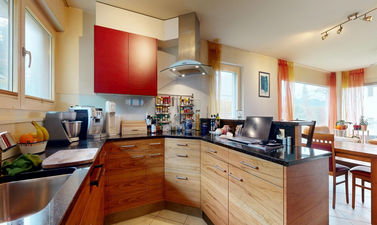 küche mit natural light, natürliches licht, dunstabzugshaube, inside property, und dark countertops