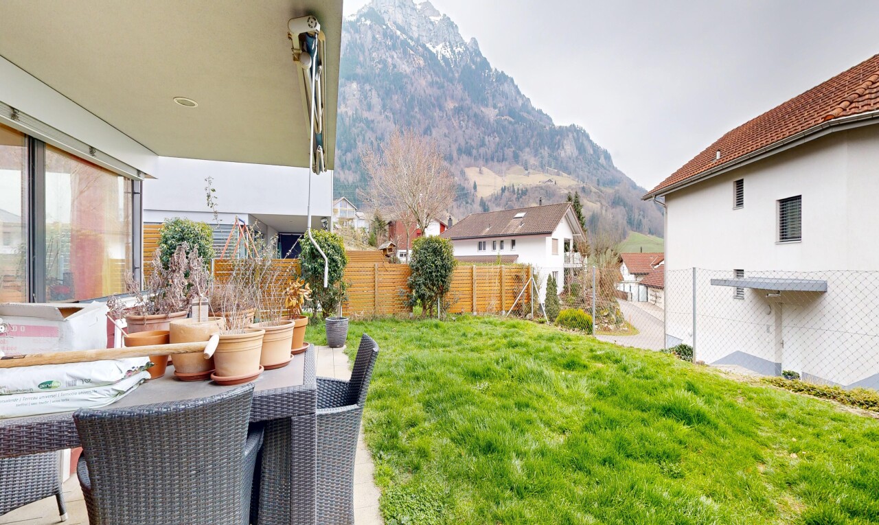 terrasse mit blick auf die berge, mountain view, zaun, rasen, und terrasse