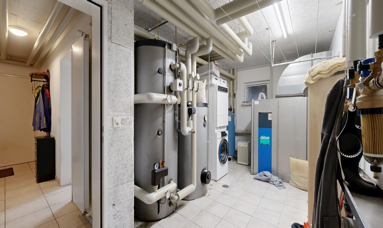 wäschekammer mit wasserkocher, inside community, light floor, tumbler, und drywall