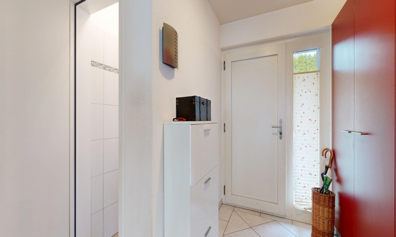 halle / korridor mit inside property, light floor, fliesenboden, tile floor, und natürliches licht