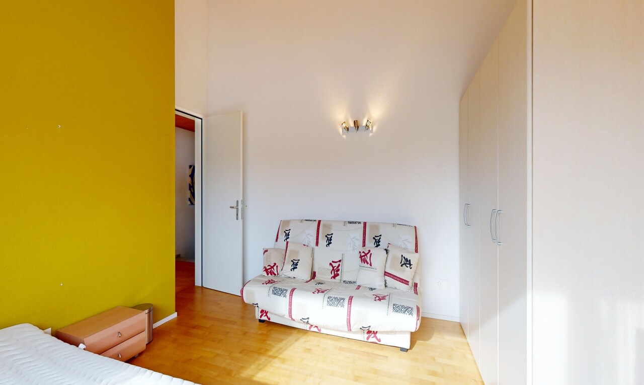 zimmer / schlafzimmer mit wood finish floor, holzfußboden, drywall, gipskartonwand, und inside property
