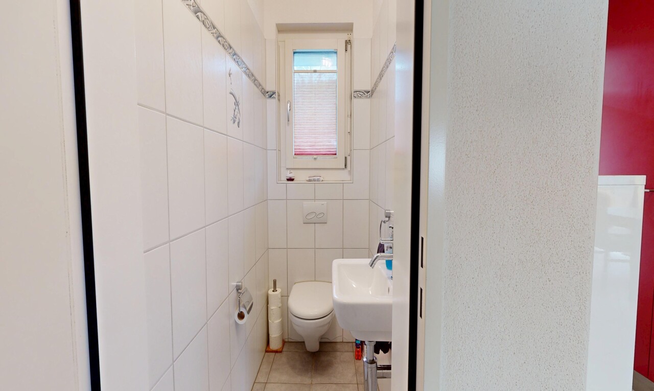 bad mit gäste-wc, light floor, fliesenboden, tile floor, und inside property