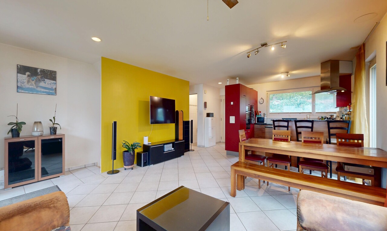 wohn- / esszimmer mit light floor, gipskartonwand, drywall, fernseher, und inside property