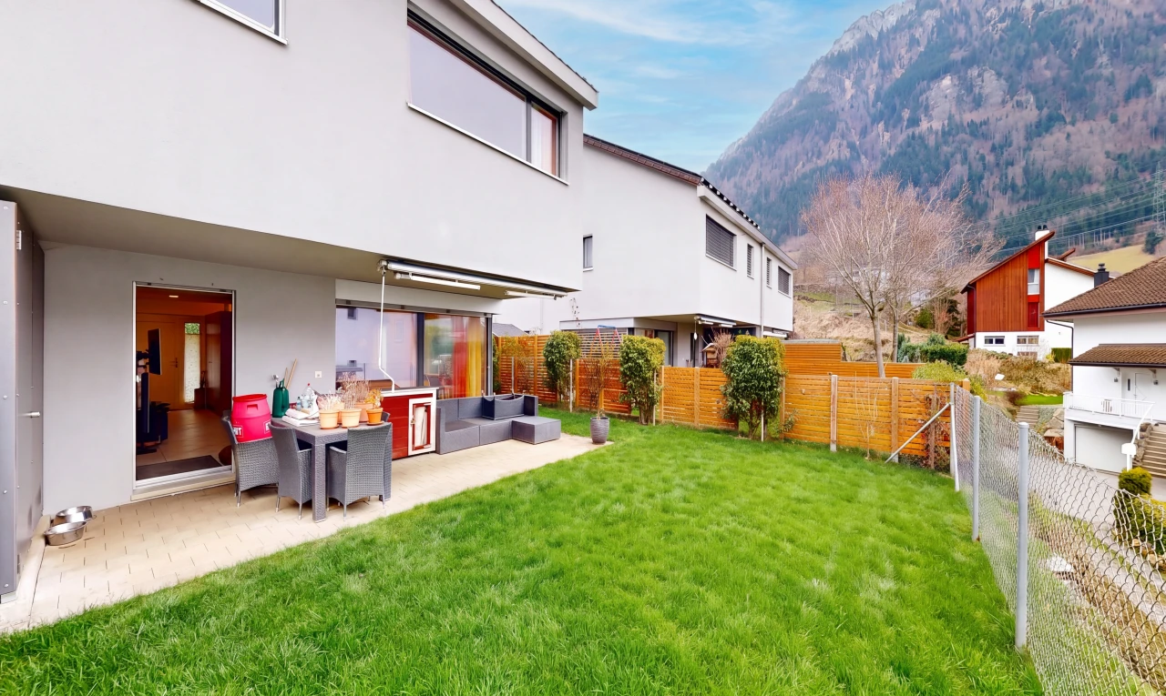 außenansicht mit stuckverkleidung, zaun, terrasse, from property, und rasen