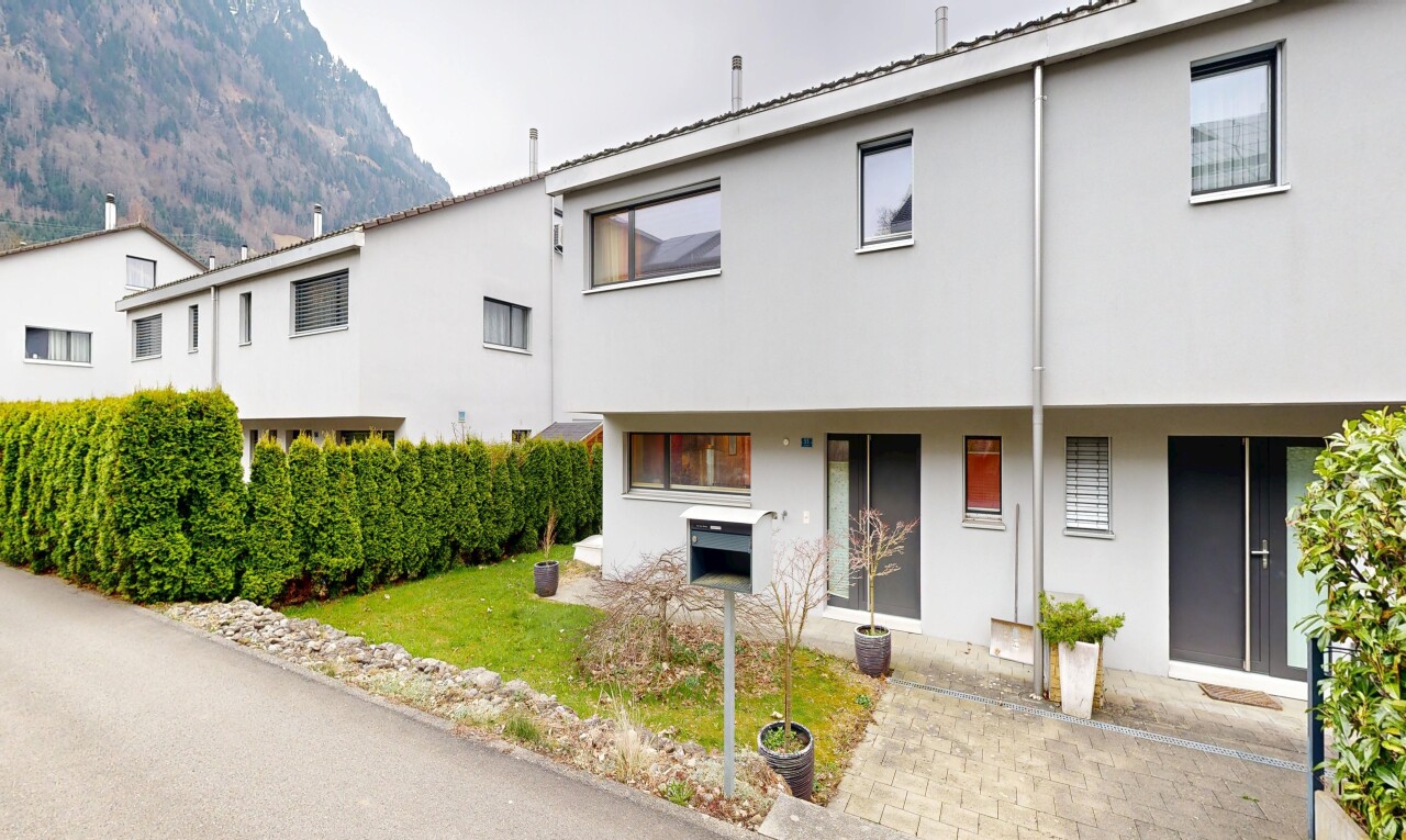 außenansicht mit stuckverkleidung, overcast, blick auf die berge, mountain view, und rasen