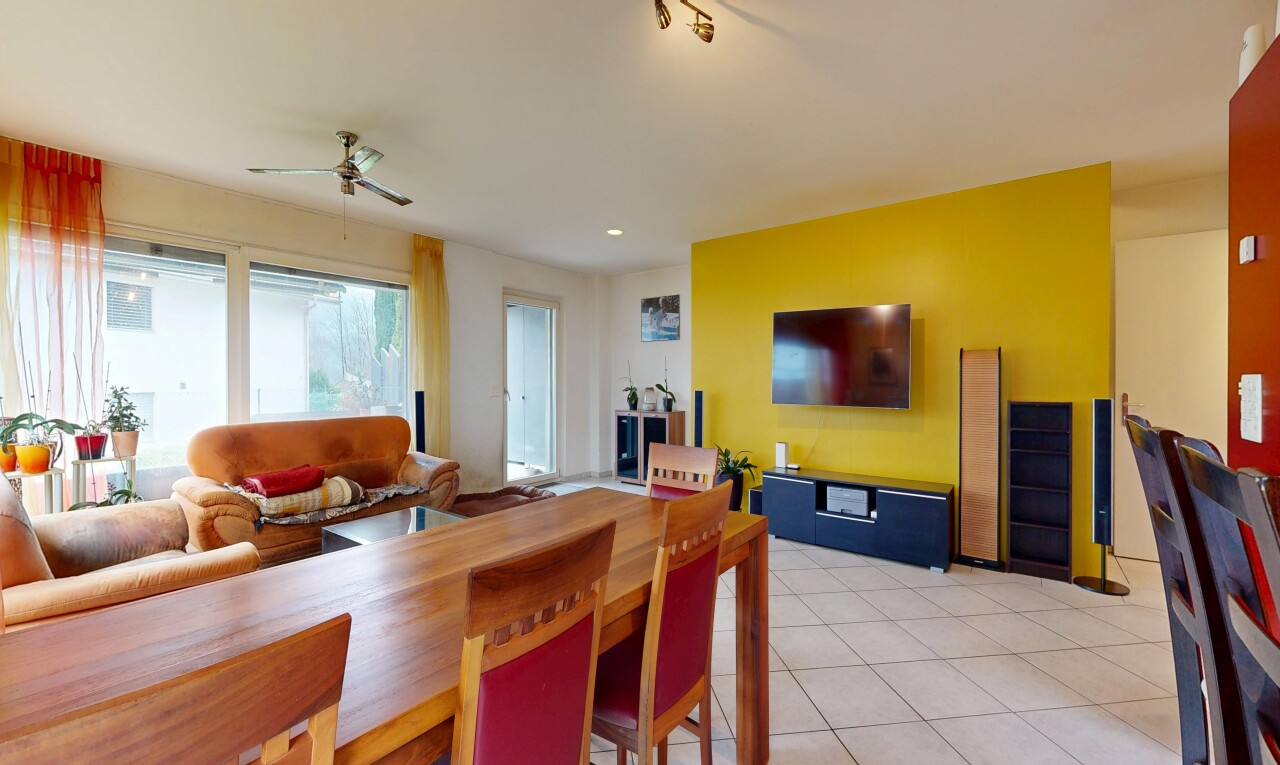 wohn- / esszimmer mit fernseher, gipskartonwand, drywall, deckenventilator, und inside property