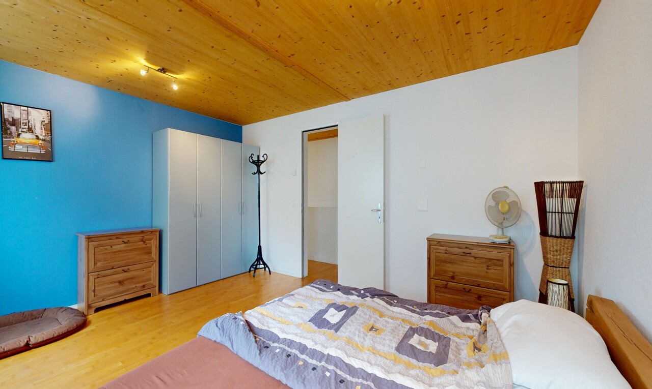 zimmer / schlafzimmer mit gipskartonwand, drywall, holzfußboden, wood finish floor, und holzdecke