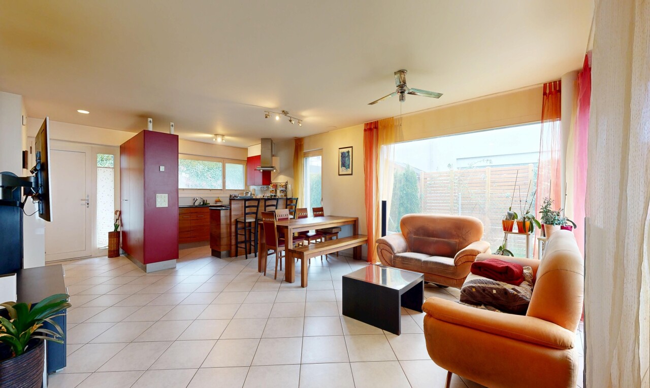 wohn- / esszimmer mit inside property, natürliches licht, natural light, deckenventilator, und fliesenboden