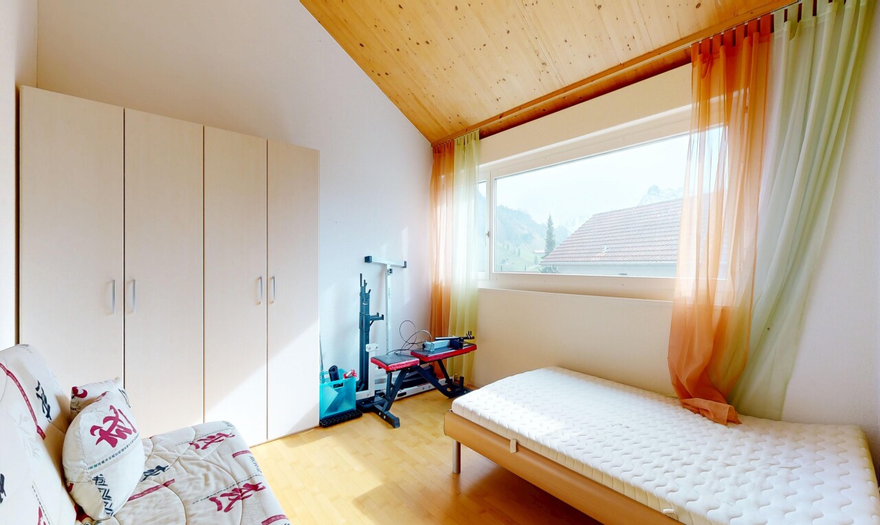 zimmer / schlafzimmer mit light floor, wood finish floor, holzfußboden, natural light, und natürliches licht