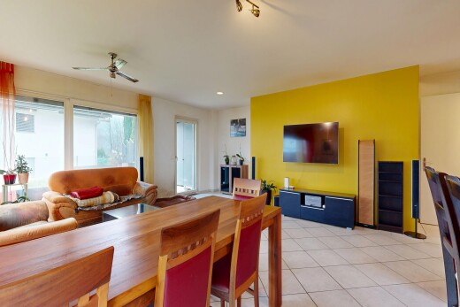 salon / salle à manger avec télévision, cloison sèche, drywall, ventilateur de plafond, et inside property