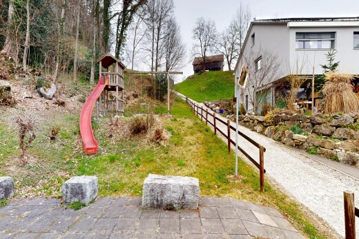 garten mit spielplatz und overcast