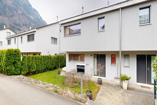 außenansicht mit stuckverkleidung, overcast, blick auf die berge, mountain view, und rasen