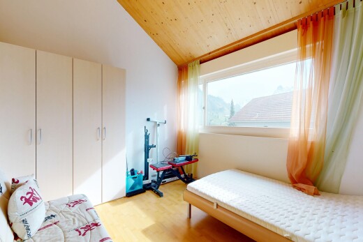 zimmer / schlafzimmer mit light floor, wood finish floor, holzfußboden, natural light, und natürliches licht