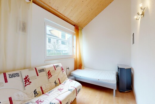 zimmer / schlafzimmer mit gipskartonwand, drywall, natürliches licht, natural light, und inside property