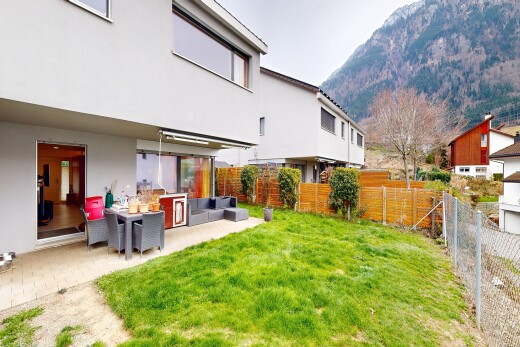 garten mit zaun, rasen, terrasse, blick auf die berge, und mountain view