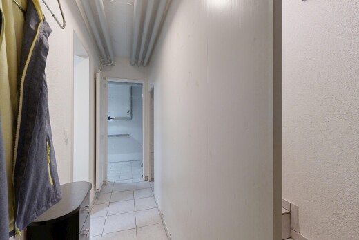 halle / korridor mit fliesenboden, tile floor, light floor, und inside property