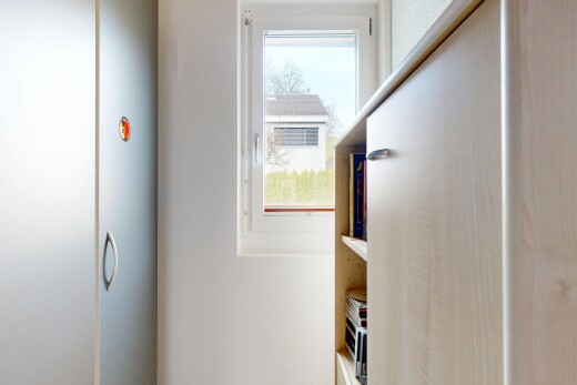 zimmer / schlafzimmer mit natürliches licht, natural light, und inside property