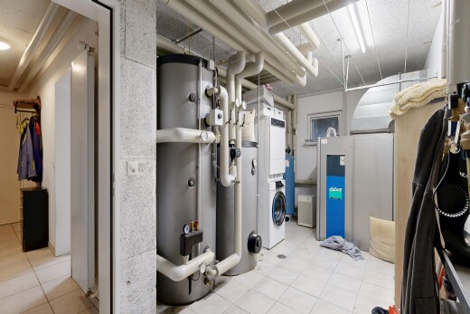 buanderie avec chauffe-eau, inside community, light floor, lave-linge et sèche-linge, et drywall